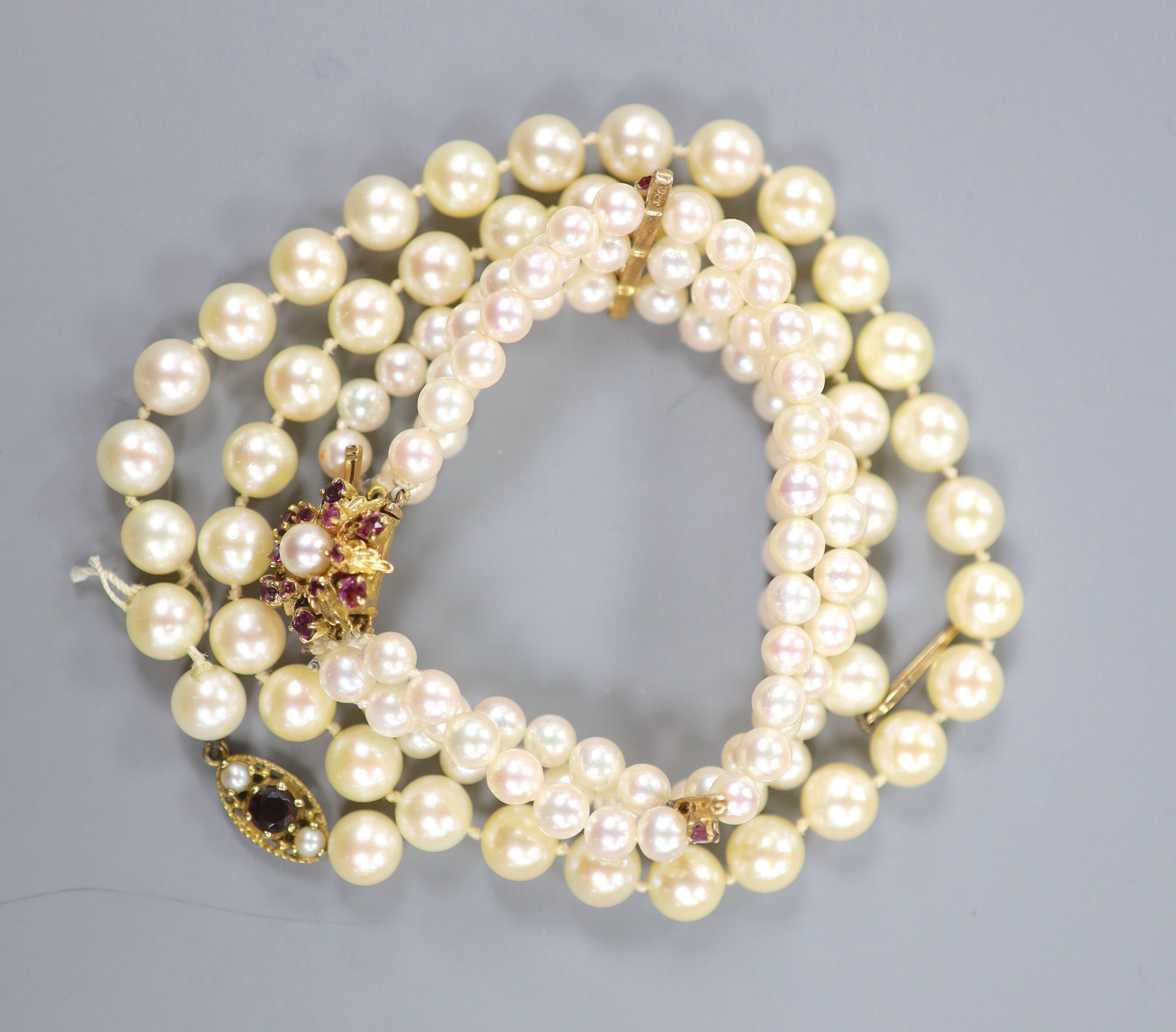 A modern triple strand cultured pearl bracelet, with 9ct clasp, approx. 17cm and a single strand cultured pearl necklace(a.f.).